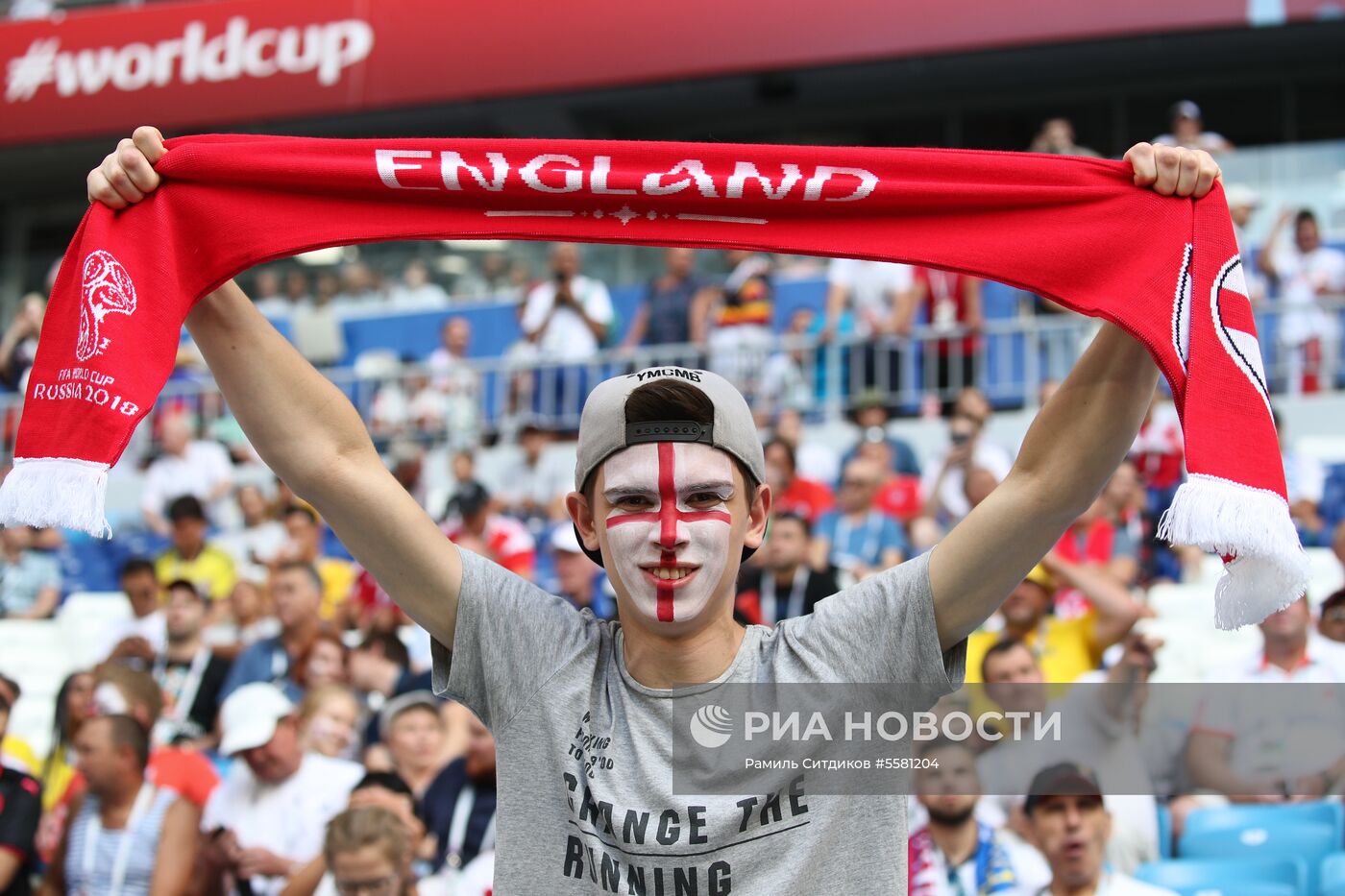 Болельщики перед матчем ЧМ-2018 по футболу между сборными Швеции и Англии