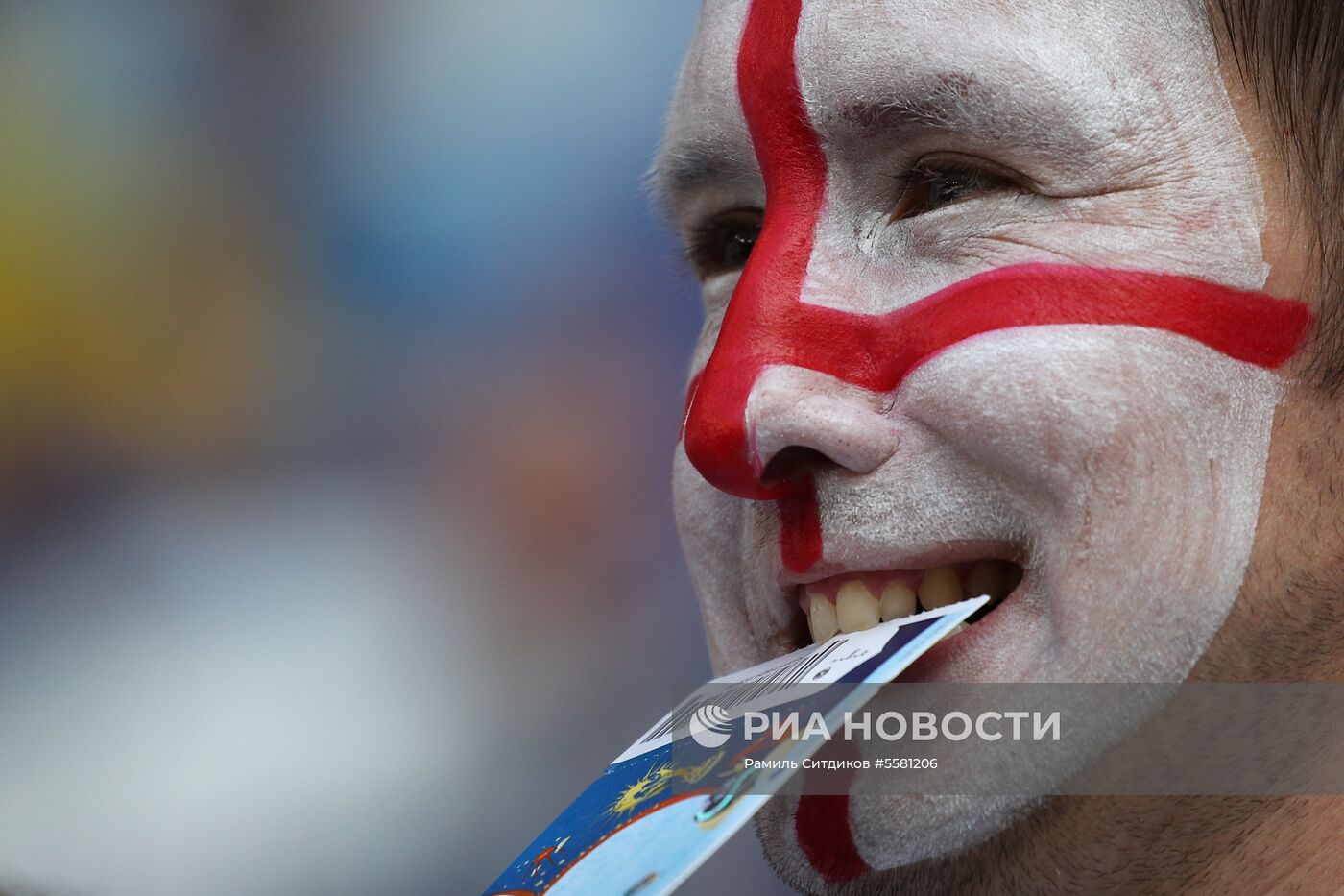 Болельщики перед матчем ЧМ-2018 по футболу между сборными Швеции и Англии