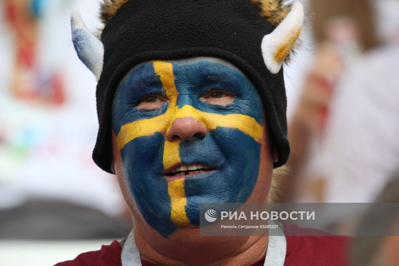 Болельщики перед матчем ЧМ-2018 по футболу между сборными Швеции и Англии