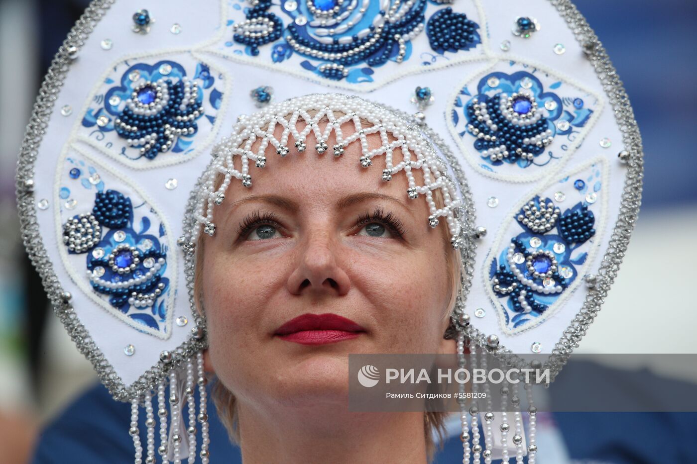 Болельщики перед матчем ЧМ-2018 по футболу между сборными Швеции и Англии