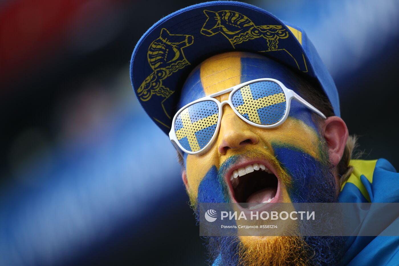 Болельщики перед матчем ЧМ-2018 по футболу между сборными Швеции и Англии