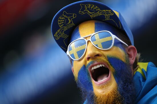 Болельщики перед матчем ЧМ-2018 по футболу между сборными Швеции и Англии