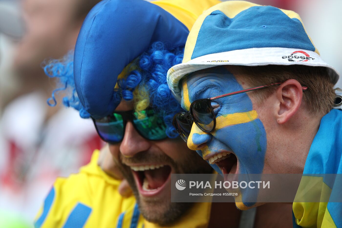 Болельщики перед матчем ЧМ-2018 по футболу между сборными Швеции и Англии