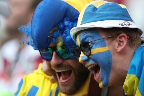 Болельщики перед матчем ЧМ-2018 по футболу между сборными Швеции и Англии