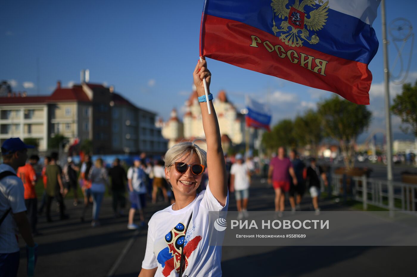 Болельщица сборной России перед матчем ЧМ-2018 по футболу между сборными России и Хорватии в Сочи. Место: Россия, Сочи. Автор: Евгения Новоженина/РИА Новости. Болельщики перед матчем ЧМ-2018 по футболу между сборными России и Хорватии