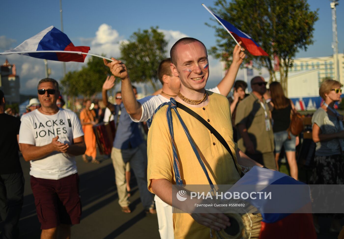 Болельщики сборной России перед началом матча 1/4 финала чемпионата мира по футболу между сборными России и Хорватии. Место: Россия, Краснодарский край, Сочи. Автор: Григорий Сысоев/РИА Новости. Болельщики перед матчем ЧМ-2018 по футболу между сборными России и Хорватии