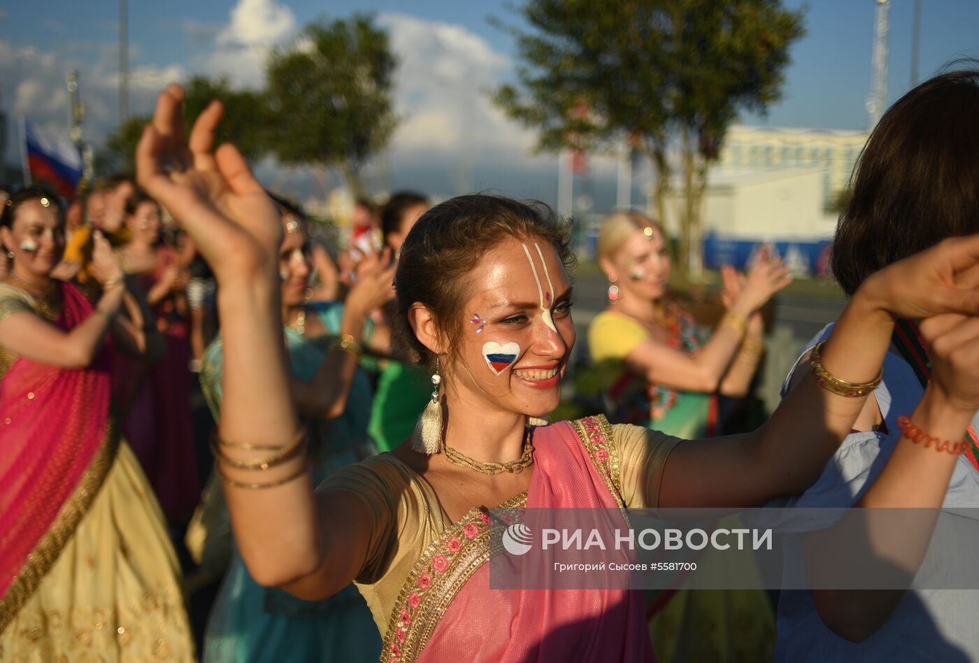 Болельщики сборной России перед началом матча 1/4 финала чемпионата мира по футболу между сборными России и Хорватии. Место: Россия, Краснодарский край, Сочи. Автор: Григорий Сысоев/РИА Новости. Болельщики перед матчем ЧМ-2018 по футболу между сборными России и Хорватии
