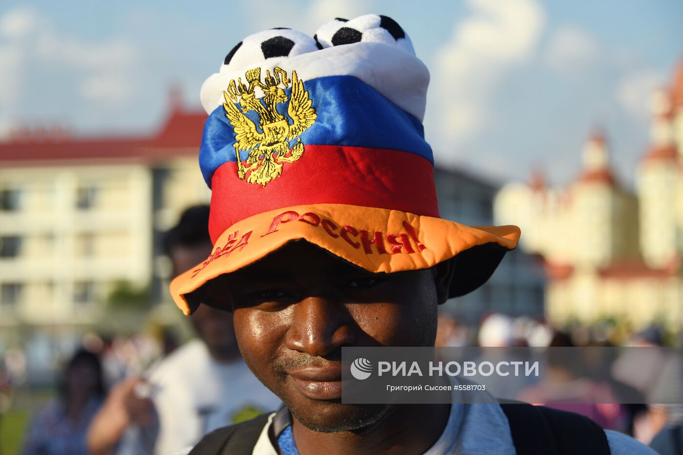Болельщик сборной России перед началом матча 1/4 финала чемпионата мира по футболу между сборными России и Хорватии. Место: Россия, Краснодарский край, Сочи. Автор: Григорий Сысоев/РИА Новости. Болельщики перед матчем ЧМ-2018 по футболу между сборными России и Хорватии