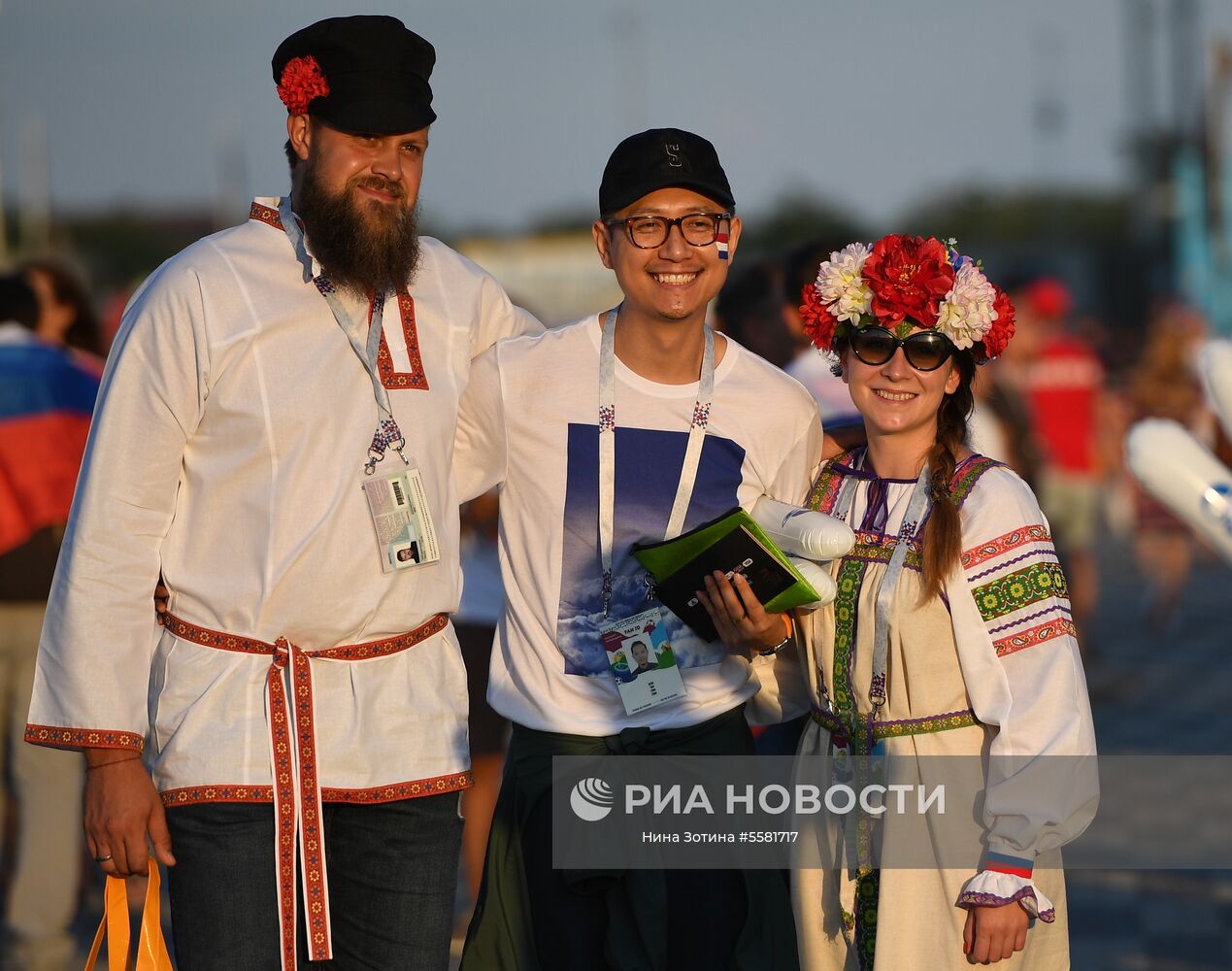 Болельщики перед началом матча 1/4 финала чемпионата мира по футболу между сборными России и Хорватии. Место: Россия, Сочи. Автор: Нина Зотина/РИА Новости. Болельщики перед матчем ЧМ-2018 по футболу между сборными России и Хорватии