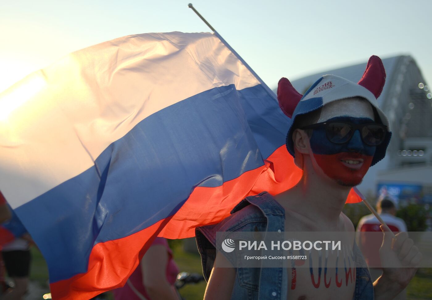 Болельщик сборной России перед началом матча 1/4 финала чемпионата мира по футболу между сборными России и Хорватии. Место: Россия, Краснодарский край, Сочи. Автор: Григорий Сысоев/РИА Новости. Болельщики перед матчем ЧМ-2018 по футболу между сборными России и Хорватии