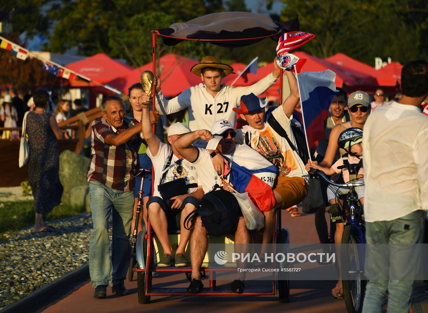 Болельщики сборной России перед началом матча 1/4 финала чемпионата мира по футболу между сборными России и Хорватии. Место: Россия, Краснодарский край, Сочи. Автор: Григорий Сысоев/РИА Новости. Болельщики перед матчем ЧМ-2018 по футболу между сборными России и Хорватии