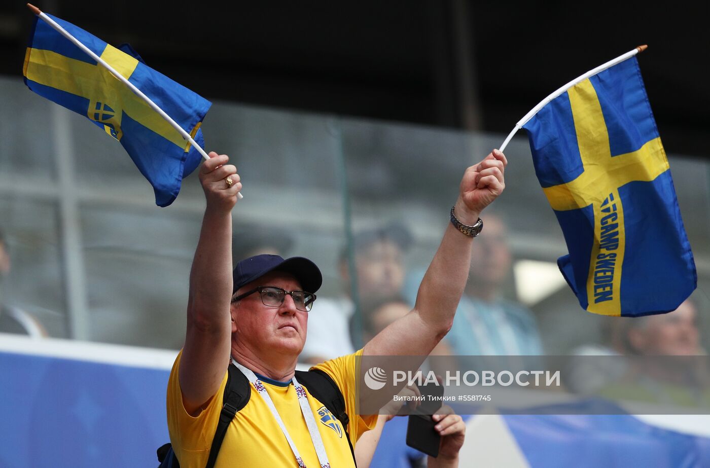 Болельщики перед матчем ЧМ-2018 по футболу между сборными Швеции и Англии