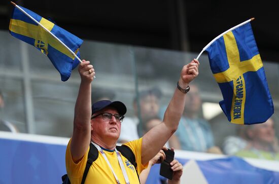 Болельщики перед матчем ЧМ-2018 по футболу между сборными Швеции и Англии