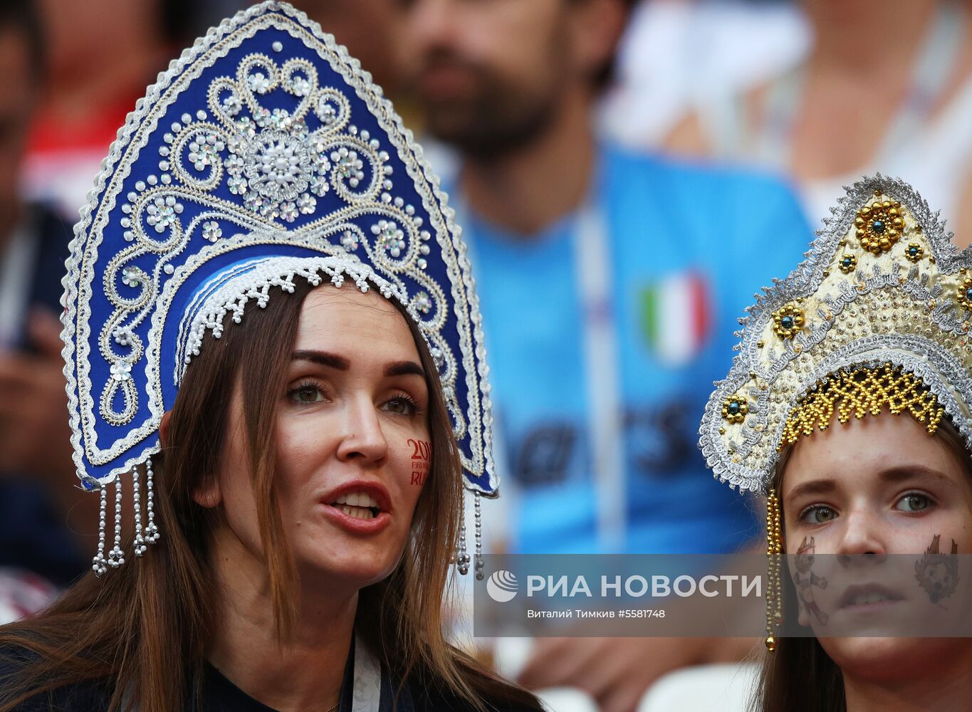 Болельщики перед матчем ЧМ-2018 по футболу между сборными Швеции и Англии