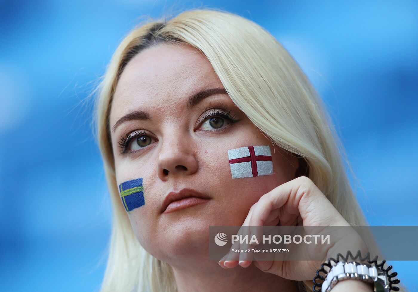 Болельщики перед матчем ЧМ-2018 по футболу между сборными Швеции и Англии