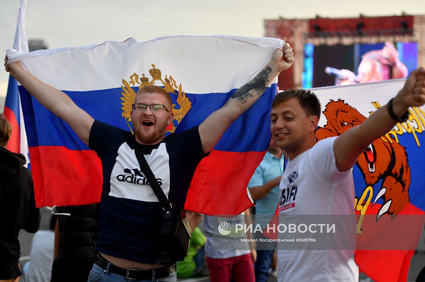 Болельщики перед матчем ЧМ-2018 по футболу между сборными России и Хорватии в Москве. Место: Россия, Москва. Автор: Михаил Воскресенский/РИА Новости. Болельщики перед матчем ЧМ-2018 по футболу между сборными России и Хорватии