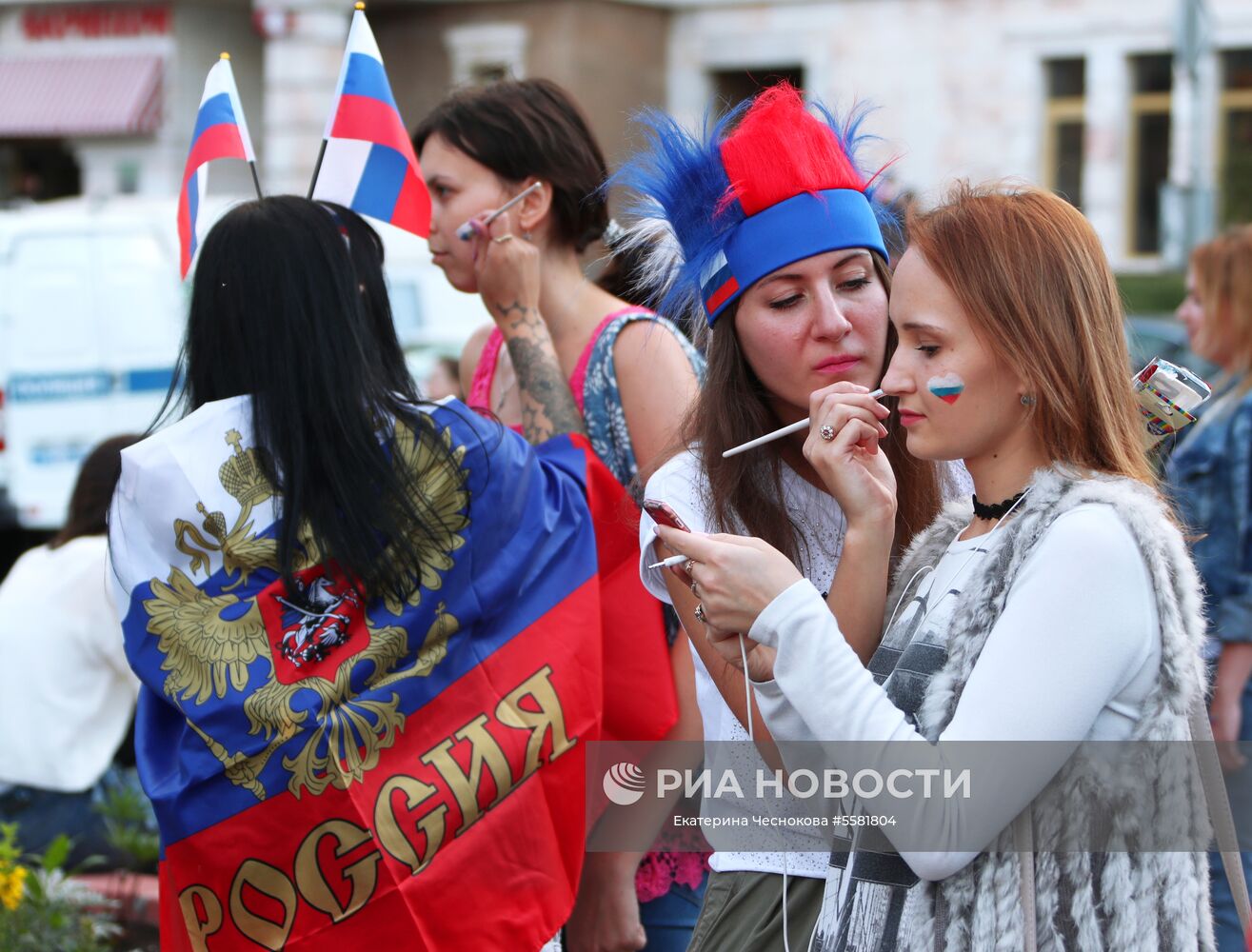 Болельщицы сборной России в фан-зоне на Воробьевых горах перед началом просмотра трансляции матча 1/4 финала чемпионата мира по футболу между сборными России и Хорватии.
Место: Россия, Москва. Автор: Екатерина Чеснокова/РИА Новости. Фан-зона на Воробьевых