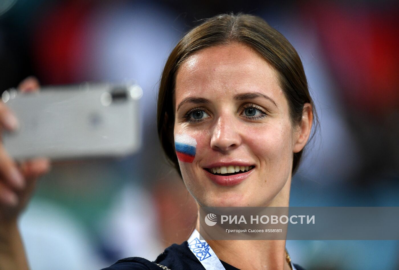 Болельщица сборной России перед началом матча 1/4 финала чемпионата мира по футболу между сборными России и Хорватии. Место: Россия, Краснодарский край, Сочи. Автор: Григорий Сысоев/РИА Новости. Болельщики перед матчем ЧМ-2018 по футболу между сборными России и Хорватии
