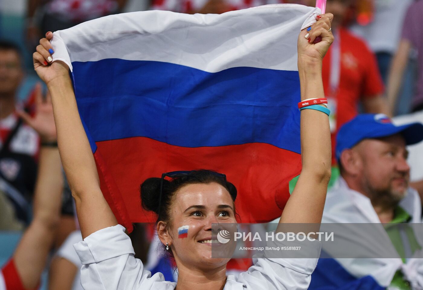 Болельщица сборной России перед матчем 1/4 финала чемпионата мира по футболу между сборными России и Хорватии. Место: Россия, Краснодарский край, Сочи. Автор: Александр Вильф/РИА Новости. Болельщики перед матчем ЧМ-2018 по футболу между сборными России и Хорватии