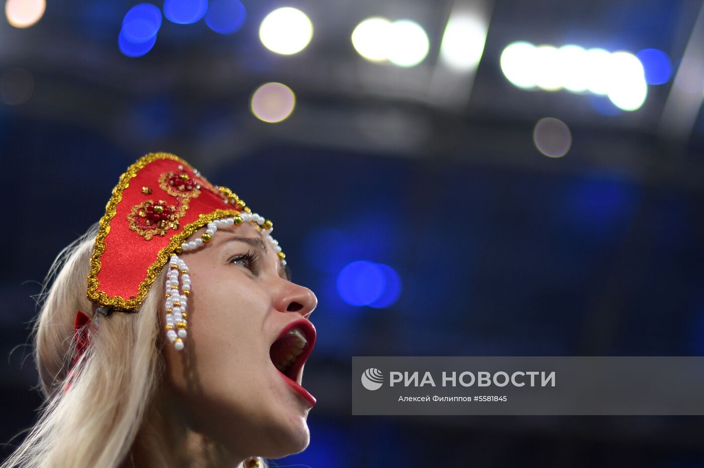 Болельщица сборной России перед матчем 1/4 финала чемпионата мира по футболу между сборными России и Хорватии. Место: Россия, Краснодарский край, Сочи. Автор: Алексей Филиппов/РИА Новости. Болельщики перед матчем ЧМ-2018 по футболу между сборными России и Хорватии