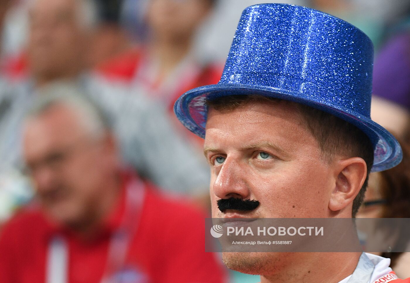 Болельщик сборной России в накладных усах перед матчем 1/4 финала чемпионата мира по футболу между сборными России и Хорватии. Место: Россия, Краснодарский край, Сочи. Автор: Александр Вильф/РИА Новости. Болельщики перед матчем ЧМ-2018 по футболу между сборными России и Хорватии