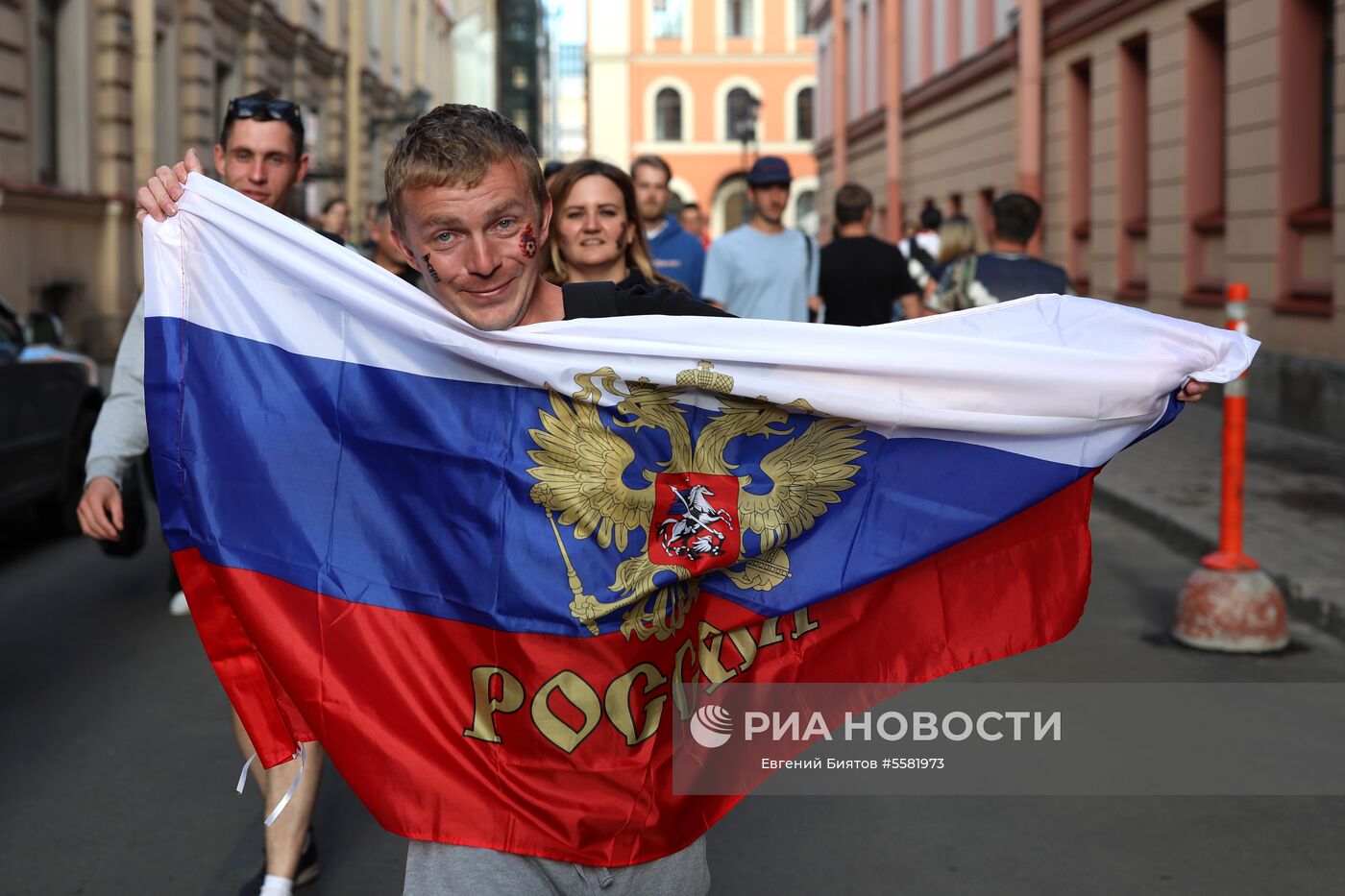 Болельщики перед матчем ЧМ-2018 по футболу между сборными России и Хорватии в Санкт-Петербурге. Место: Россия, Санкт-Петербург. Автор: Евгений Биятов/РИА Новости. Болельщики перед матчем ЧМ-2018 по футболу между сборными России и Хорватии