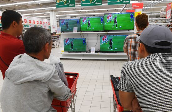 Трансляции матча Россия-Хорватия в гипермаркете "Ашан"