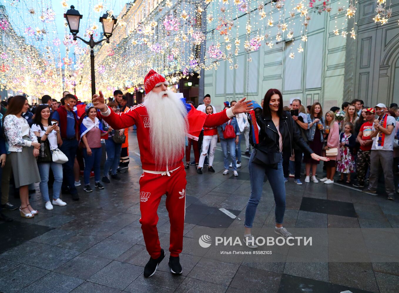 Болельщики сборной России на Никольской улице в Москве перед матчем 1/4 финала чемпионата мира по футболу между сборными России и Хорватии. Место: Россия, Москва. Автор: Илья Питалев/РИА Новости. Болельщики перед матчем ЧМ-2018 по футболу между сборными России и Хорватии