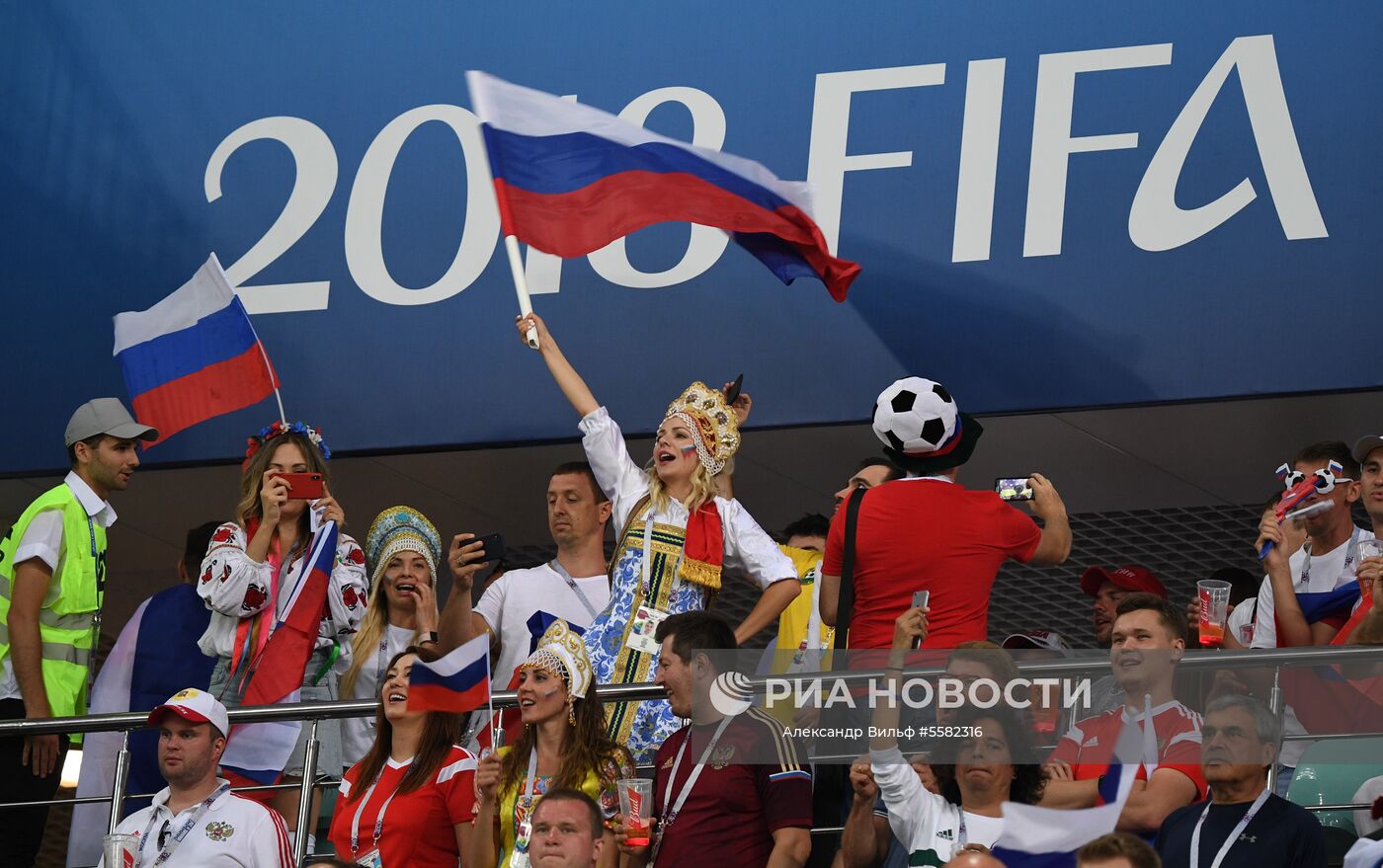Болельщики сборной России перед матчем 1/4 финала чемпионата мира по футболу между сборными России и Хорватии. Место: Россия, Краснодарский край, Сочи. Автор: Александр Вильф/РИА Новости. Болельщики перед матчем ЧМ-2018 по футболу между сборными России и Хорватии