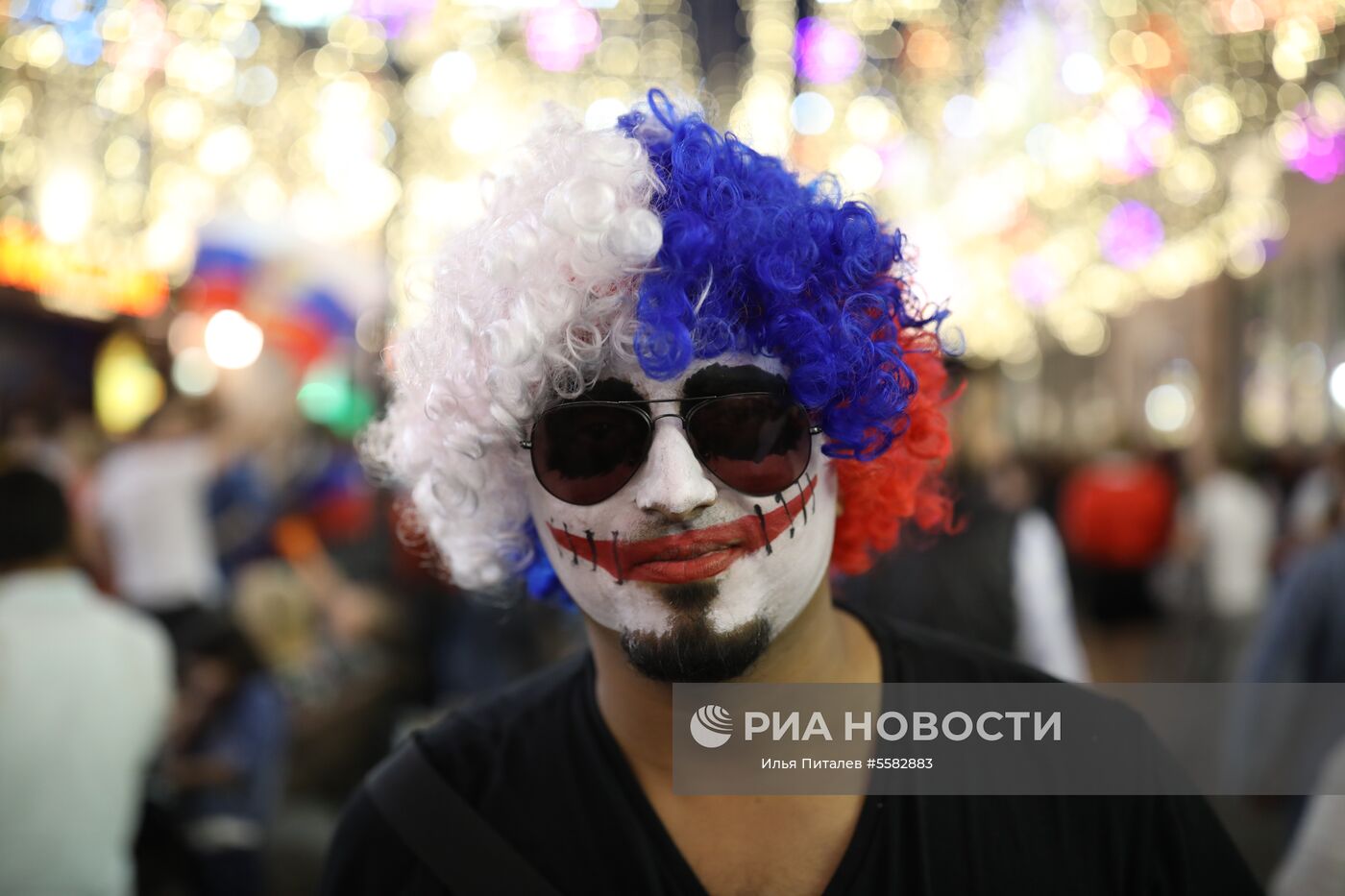 Болельщик сборной России на Никольской улице в Москве перед матчем 1/4 финала чемпионата мира по футболу между сборными России и Хорватии. Место: Россия, Москва. Автор: Илья Питалев/РИА Новости. Болельщики перед матчем ЧМ-2018 по футболу между сборными России и Хорватии