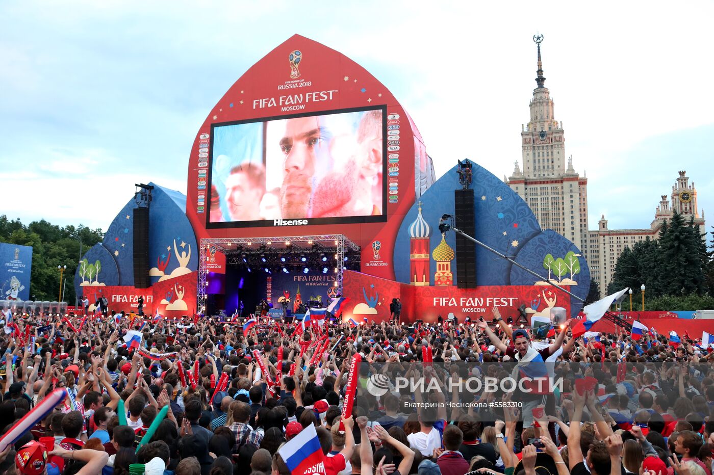 Болельщики перед началом просмотра трансляции матча 1/4 финала чемпионата мира по футболу между сборными России и Хорватии на Воробьевых горах в Москве.
Место: Россия, Москва. Автор: Екатерина Чеснокова/РИА Новости. Фан-зона на Воробьевых