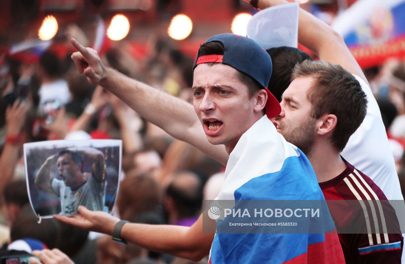 Болельщики перед началом просмотра трансляции матча 1/4 финала чемпионата мира по футболу между сборными России и Хорватии на Воробьевых горах в Москве.
Место: Россия, Москва. Автор: Екатерина Чеснокова/РИА Новости. Фан-зона на Воробьевых