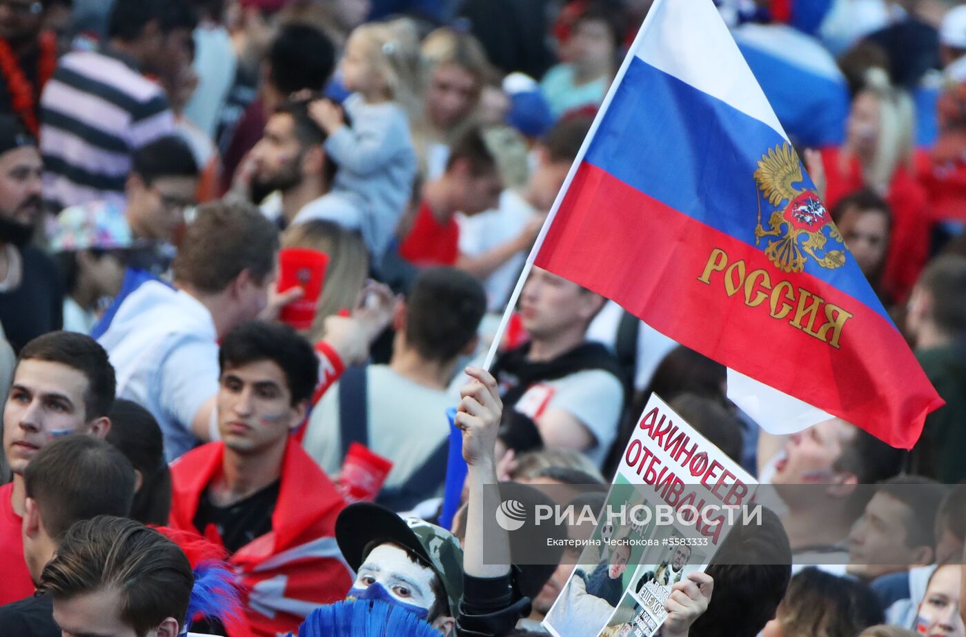 Болельщики перед началом просмотра трансляции матча 1/4 финала чемпионата мира по футболу между сборными России и Хорватии на Воробьевых горах в Москве.
Место: Россия, Москва. Автор: Екатерина Чеснокова/РИА Новости. Фан-зона на Воробьевых