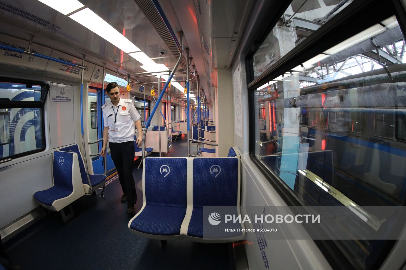Обновленный поезд московского метро "Москва"