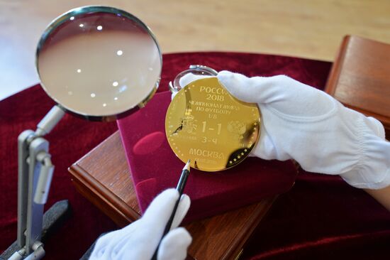 Отбитый Акинфеевым пенальти изобразили на золотой медали