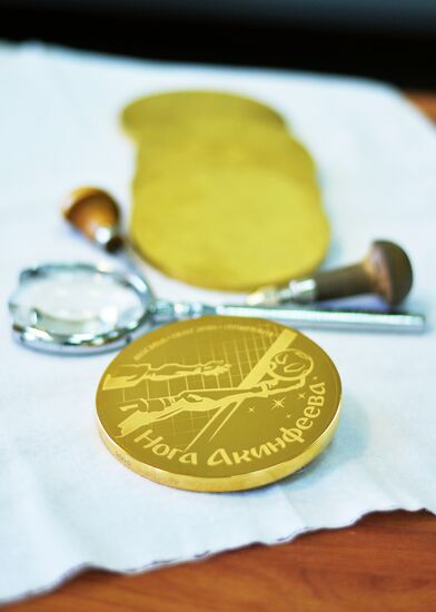 Отбитый Акинфеевым пенальти изобразили на золотой медали