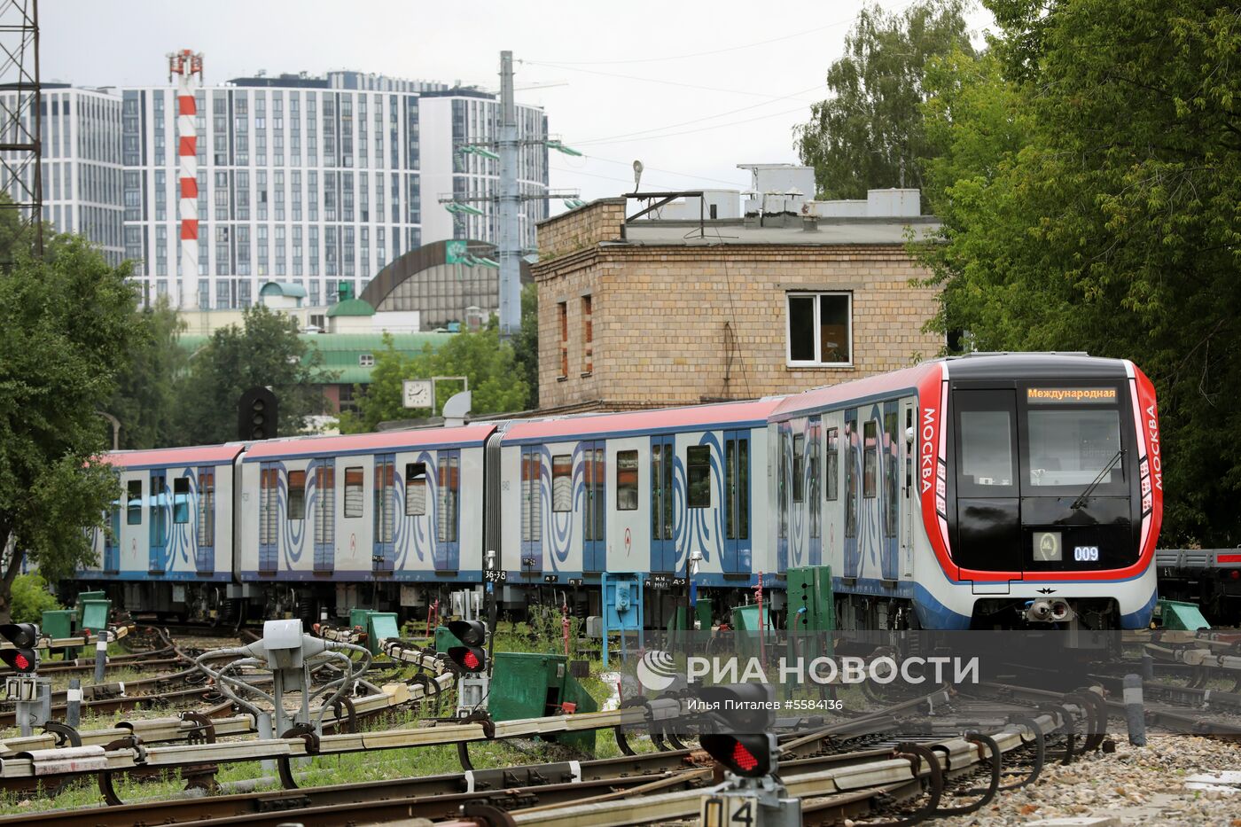 Обновленный поезд московского метро "Москва"