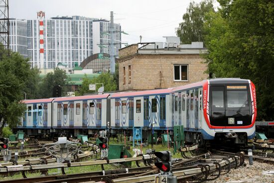 Обновленный поезд московского метро "Москва"