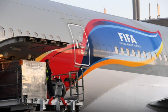 Встреча борта компании Qatar Airways в новой ливрее к ЧМ 2018 