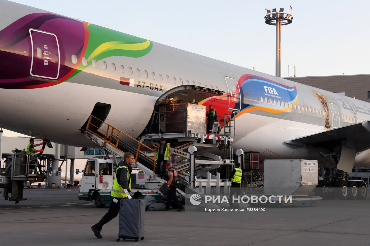 Встреча борта компании Qatar Airways в новой ливрее к ЧМ 2018 