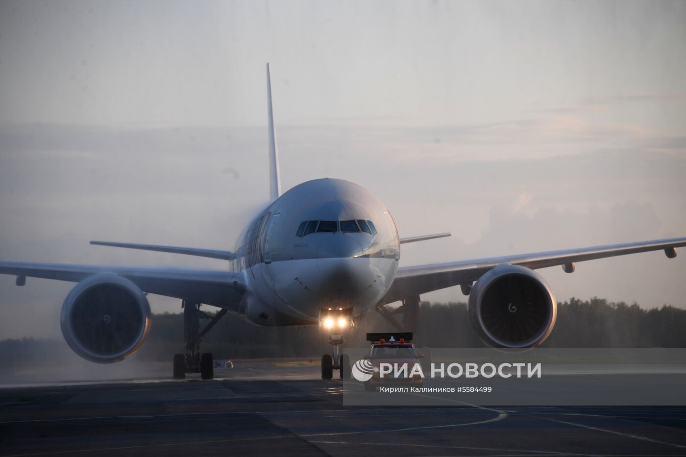 Встреча борта компании Qatar Airways в новой ливрее к ЧМ 2018 