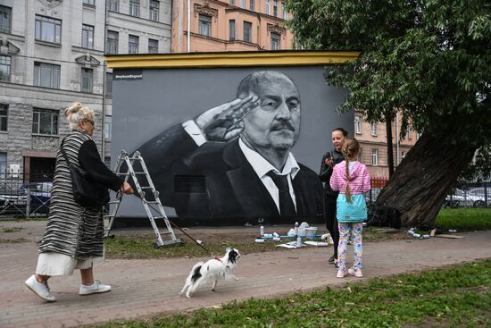 В Санкт-Петербурге перерисовали граффити с С. Черчесовым