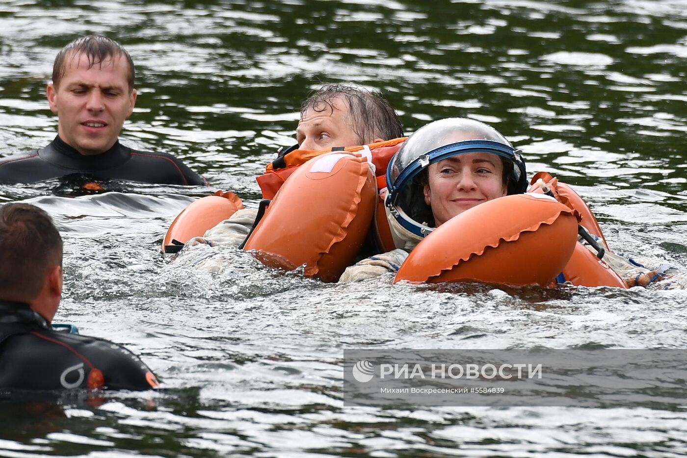 Тренировка экипажа МКС-59/60 при посадке космического корабля на водную поверхность 