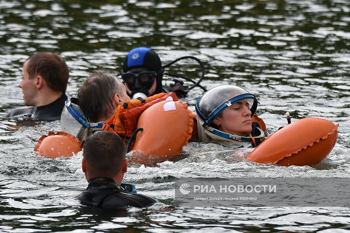 Тренировка экипажа МКС-59/60 при посадке космического корабля на водную поверхность 