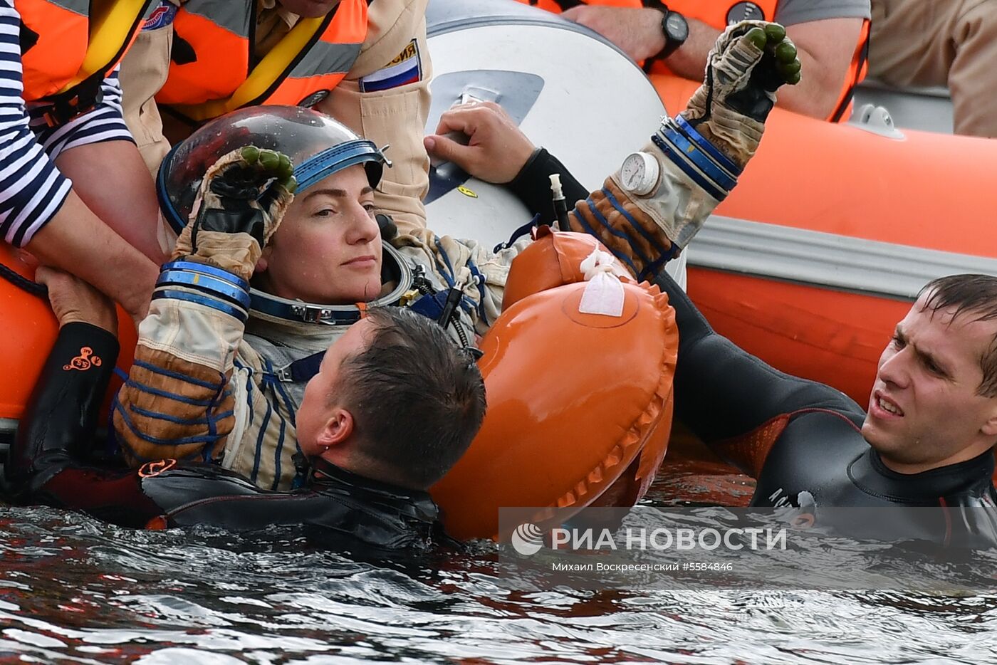 Тренировка экипажа МКС-59/60 при посадке космического корабля на водную поверхность 