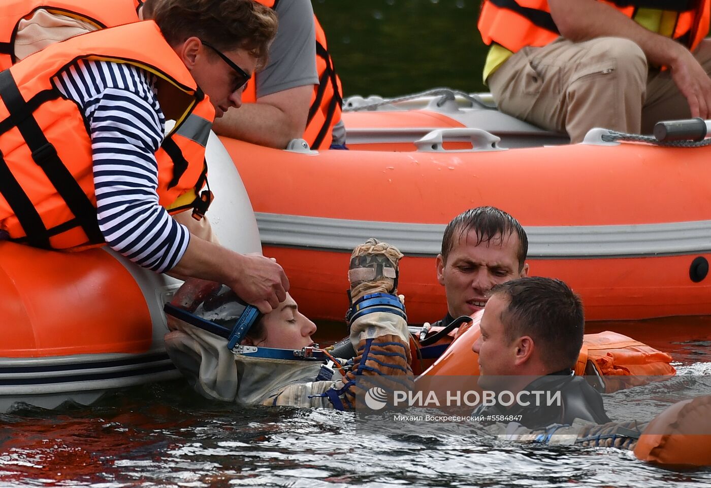 Тренировка экипажа МКС-59/60 при посадке космического корабля на водную поверхность 