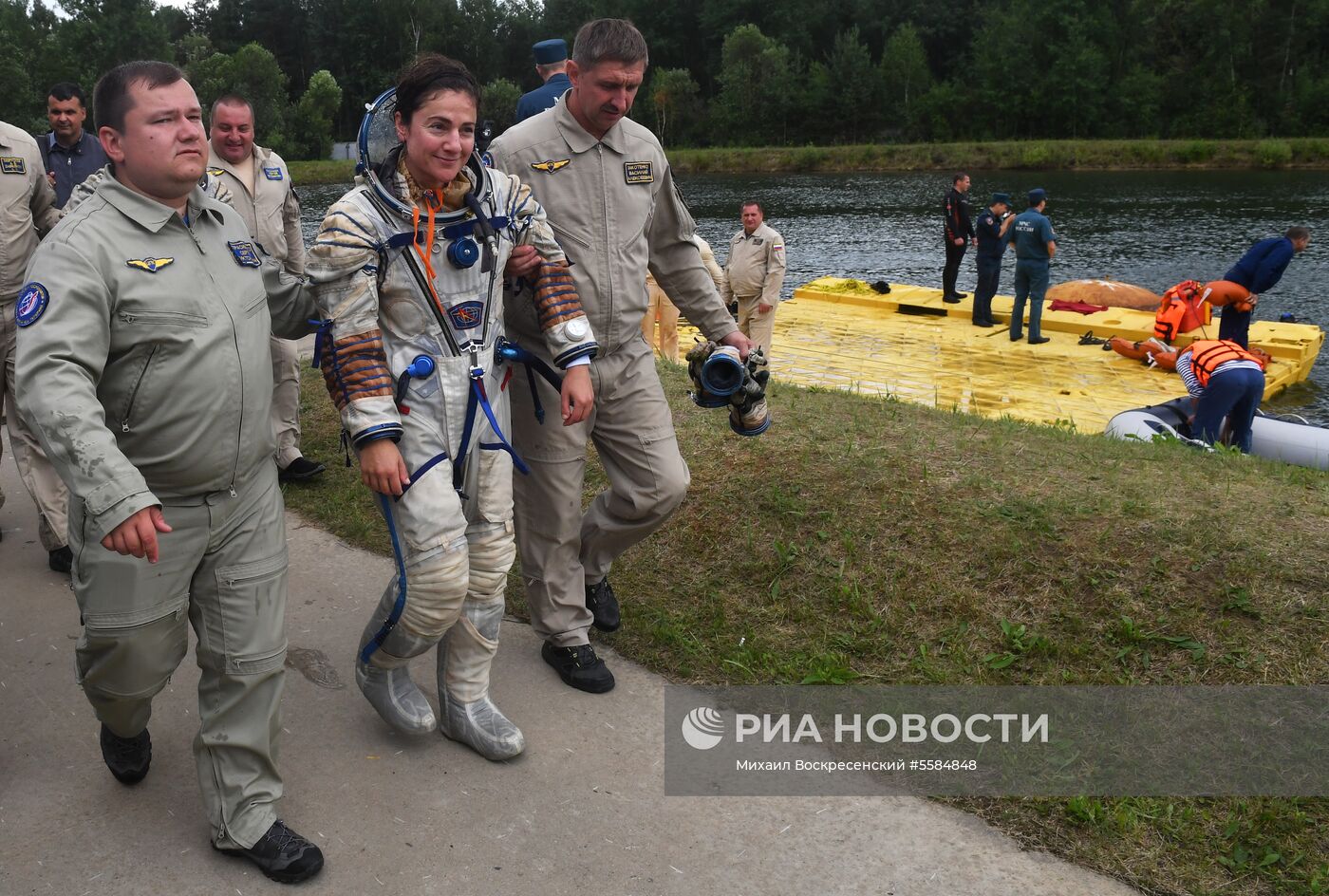 Тренировка экипажа МКС-59/60 при посадке космического корабля на водную поверхность 