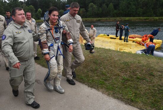 Тренировка экипажа МКС-59/60 при посадке космического корабля на водную поверхность 