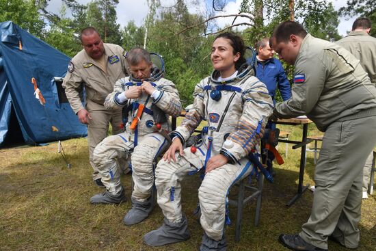 Тренировка экипажа МКС-59/60 при посадке космического корабля на водную поверхность 