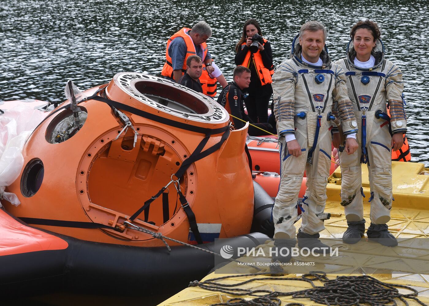 Тренировка экипажа МКС-59/60 при посадке космического корабля на водную поверхность 